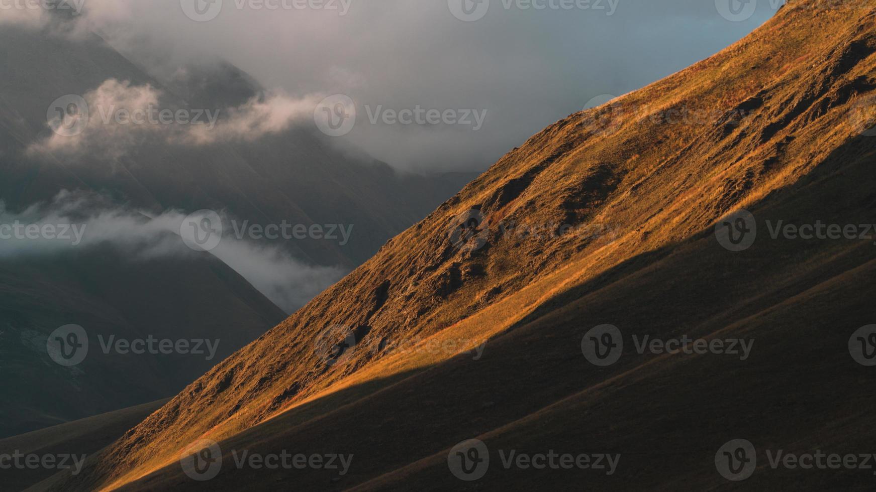 tramonto sotto la montagna foto