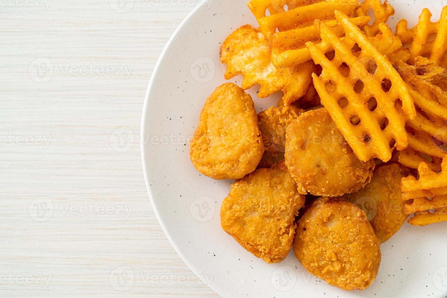 bocconcini di pollo fritti con patate fritte foto