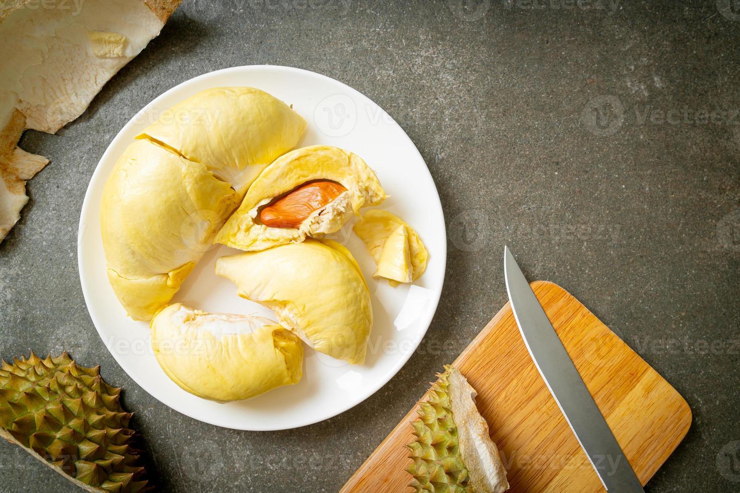 durian stagionato e fresco, buccia di durian foto