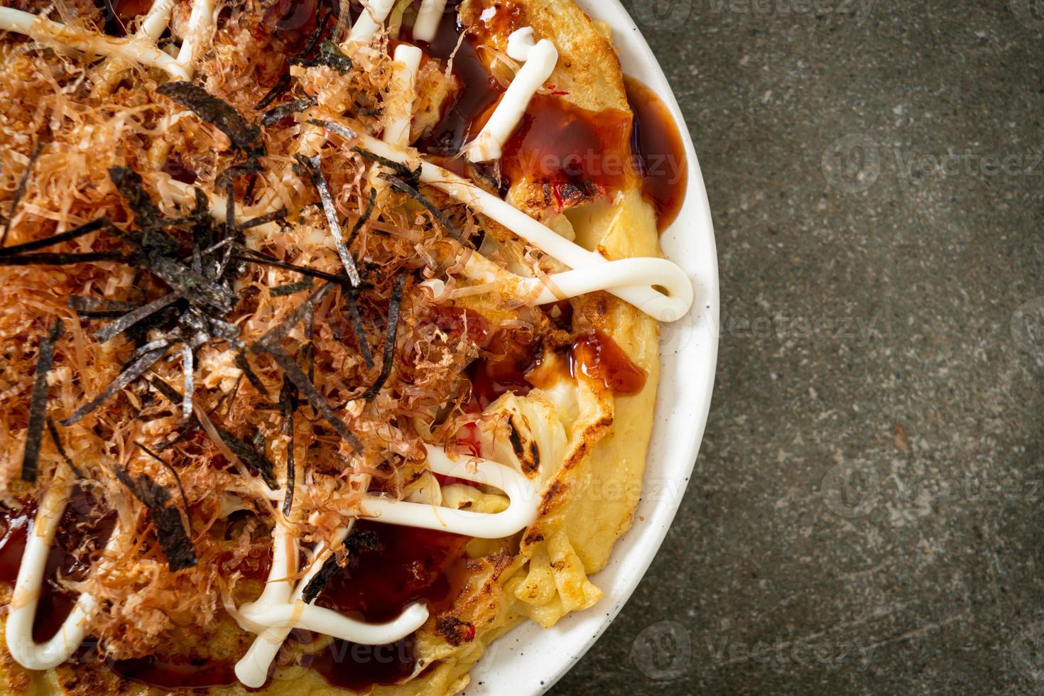 pizza tradizionale giapponese chiamata okonomiyaki foto