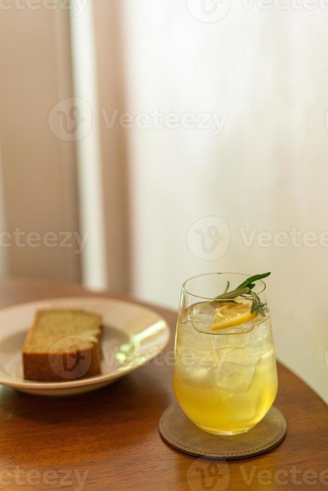 bicchiere di miele al limone ghiacciato con rosmarino foto
