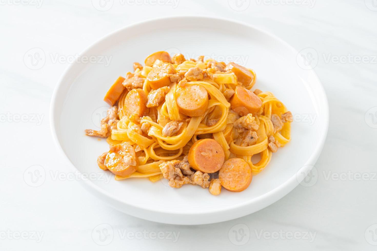 spaghetti pasta salsiccia e macinato di maiale foto