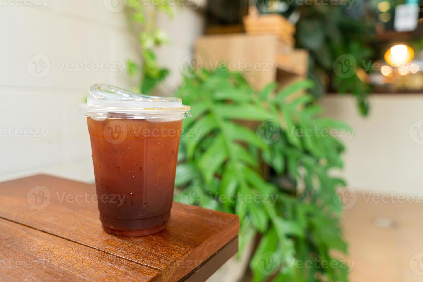 caffè americano freddo in bicchiere da asporto foto