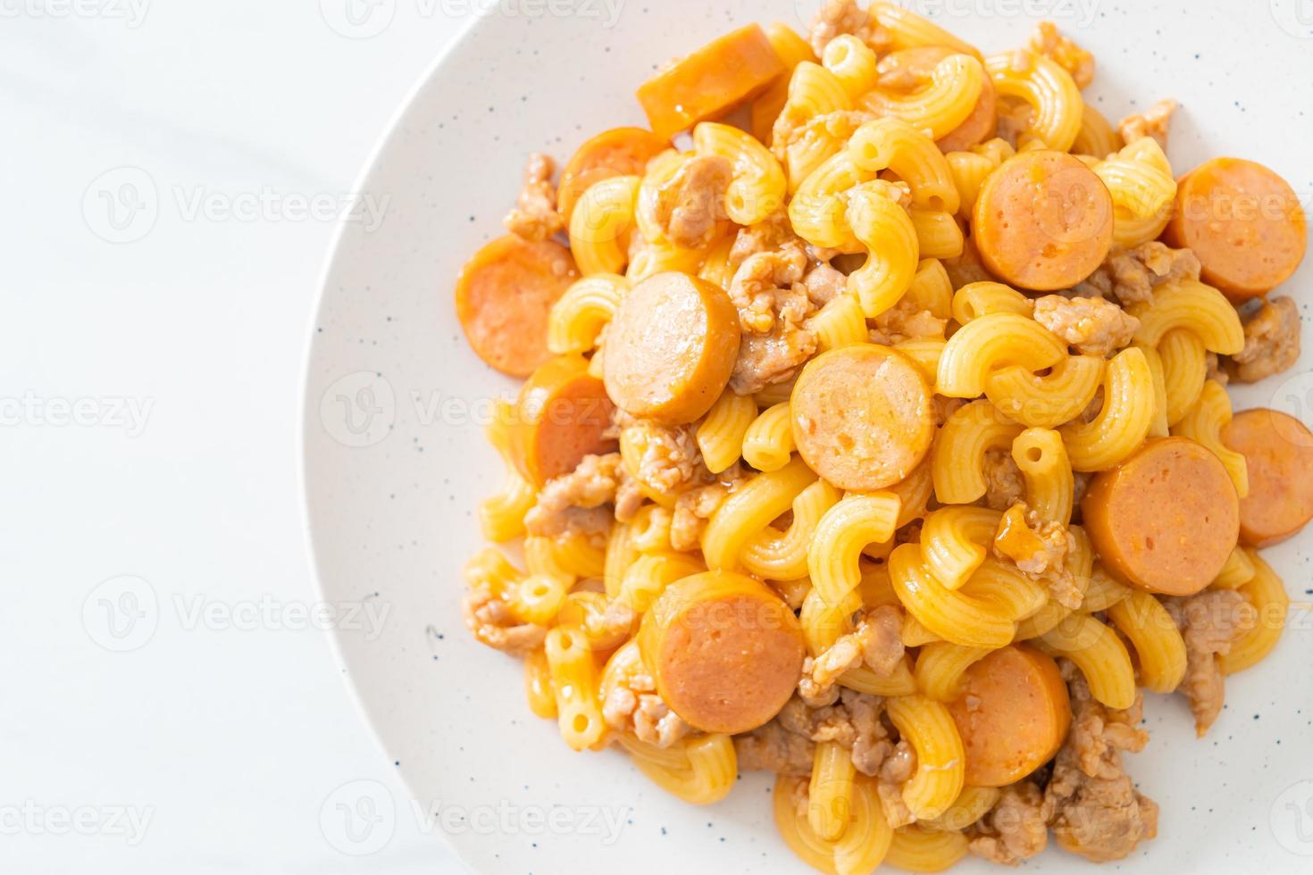 maccheroni salsiccia e macinato di maiale foto