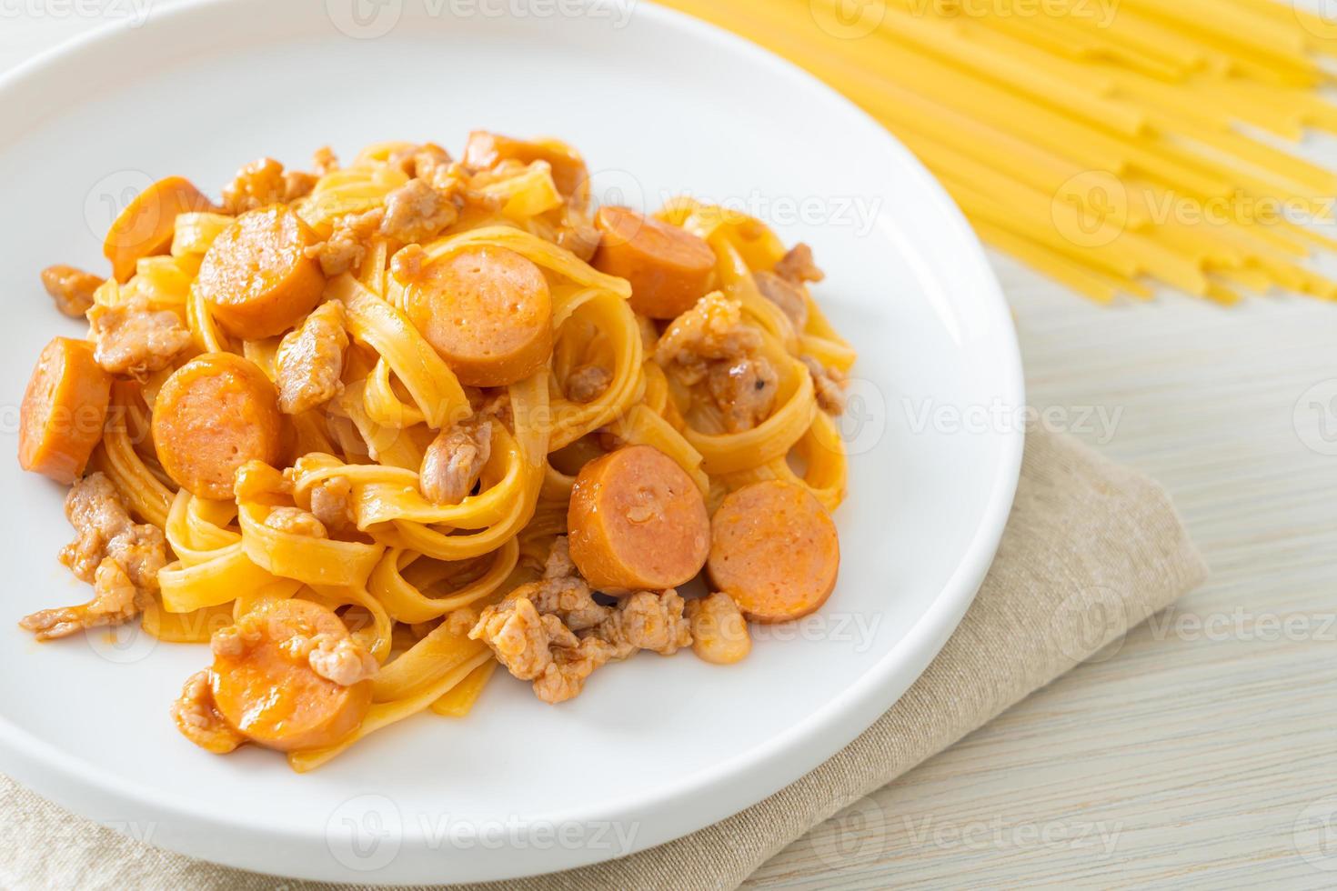 spaghetti pasta salsiccia e macinato di maiale foto