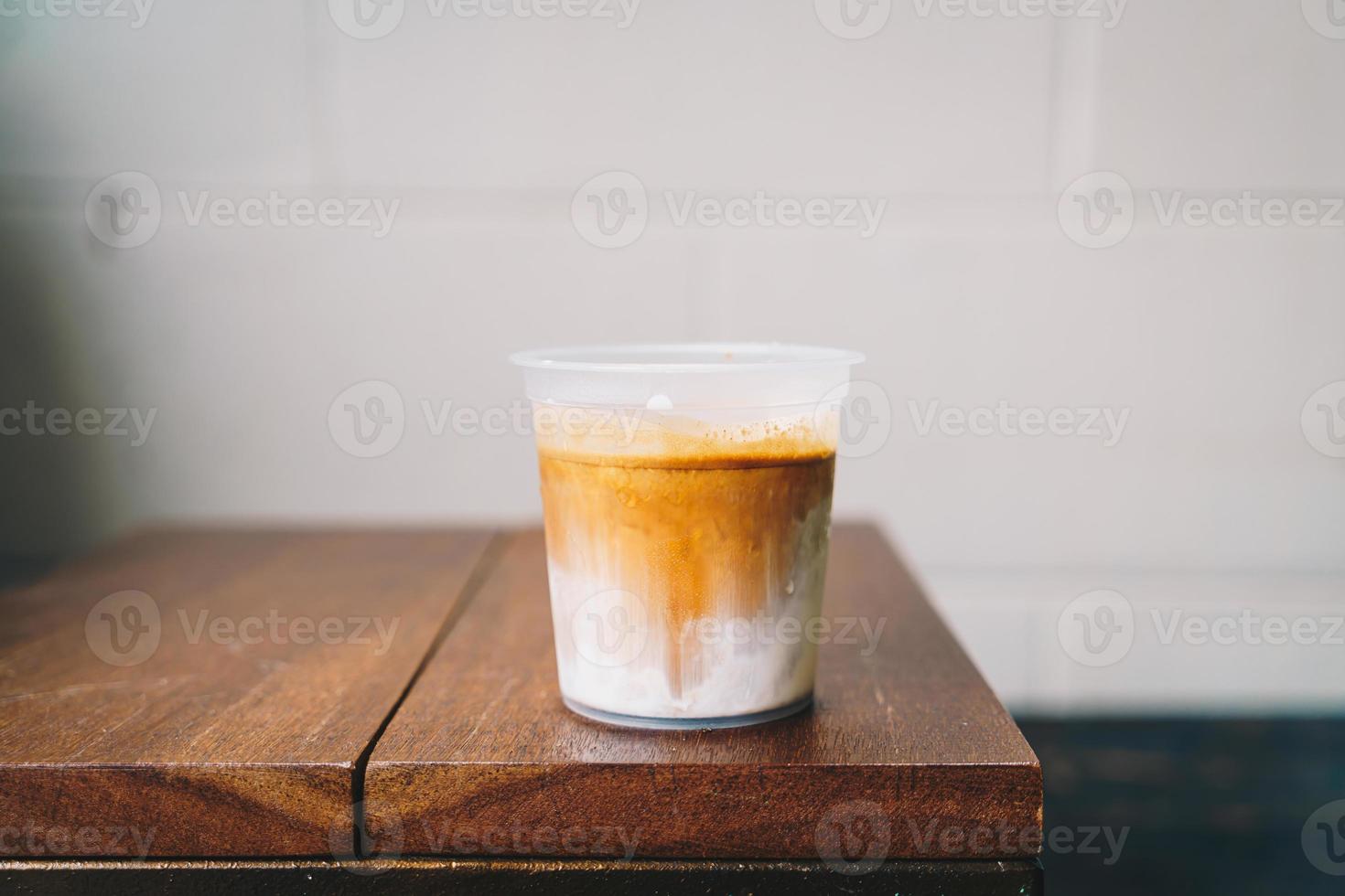 caffè sporco nel bicchiere da asporto foto