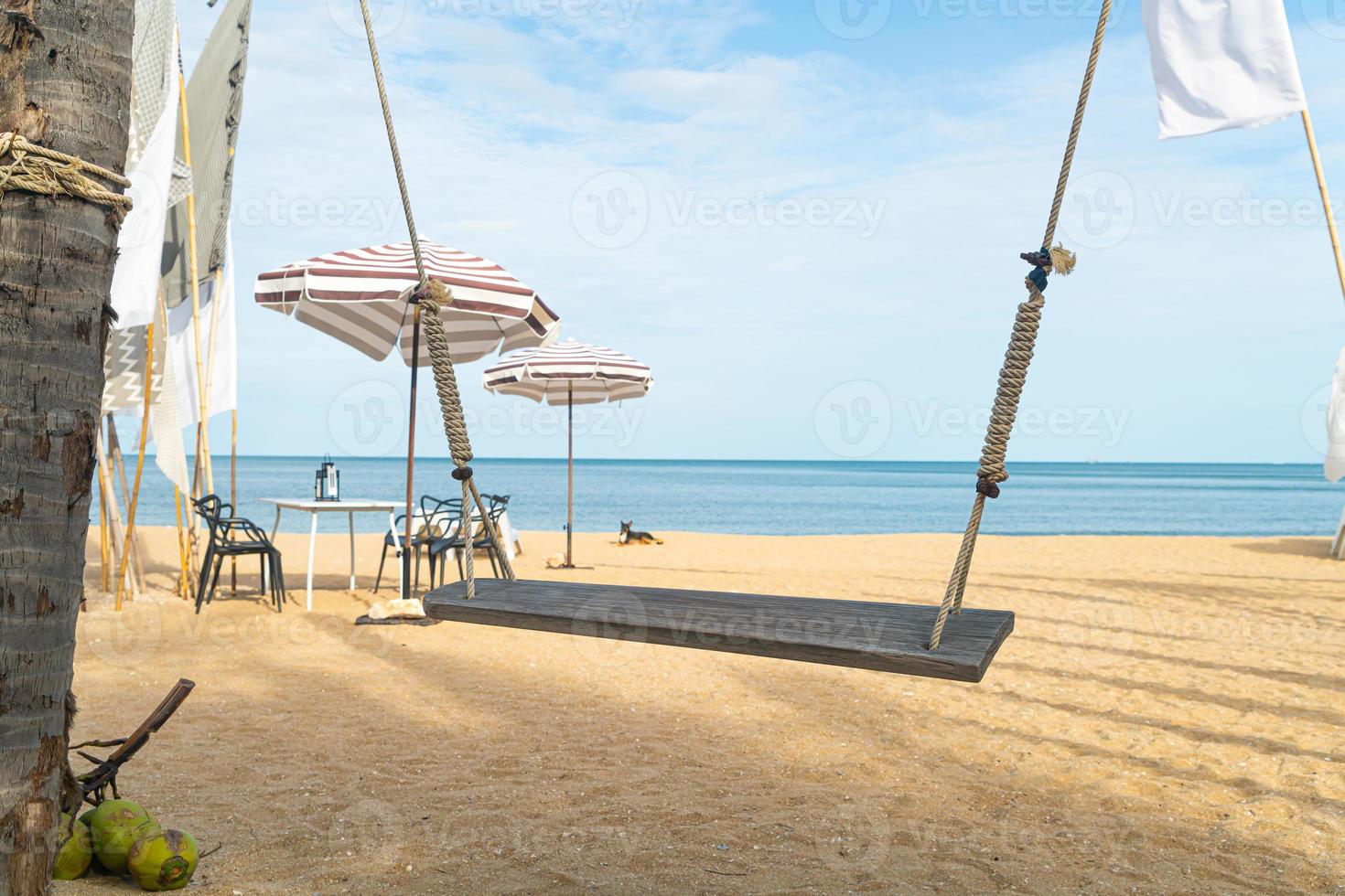 altalena in legno sulla spiaggia foto