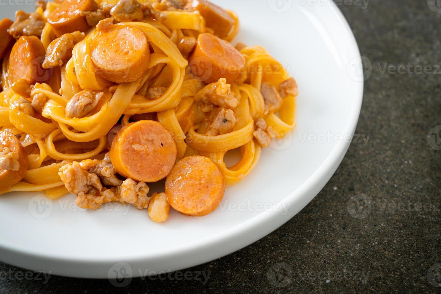 spaghetti pasta salsiccia e macinato di maiale foto