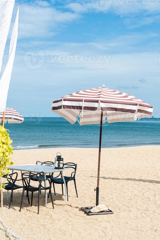 tavolo e sedia da esterno patio sulla spiaggia con sfondo spiaggia mare foto