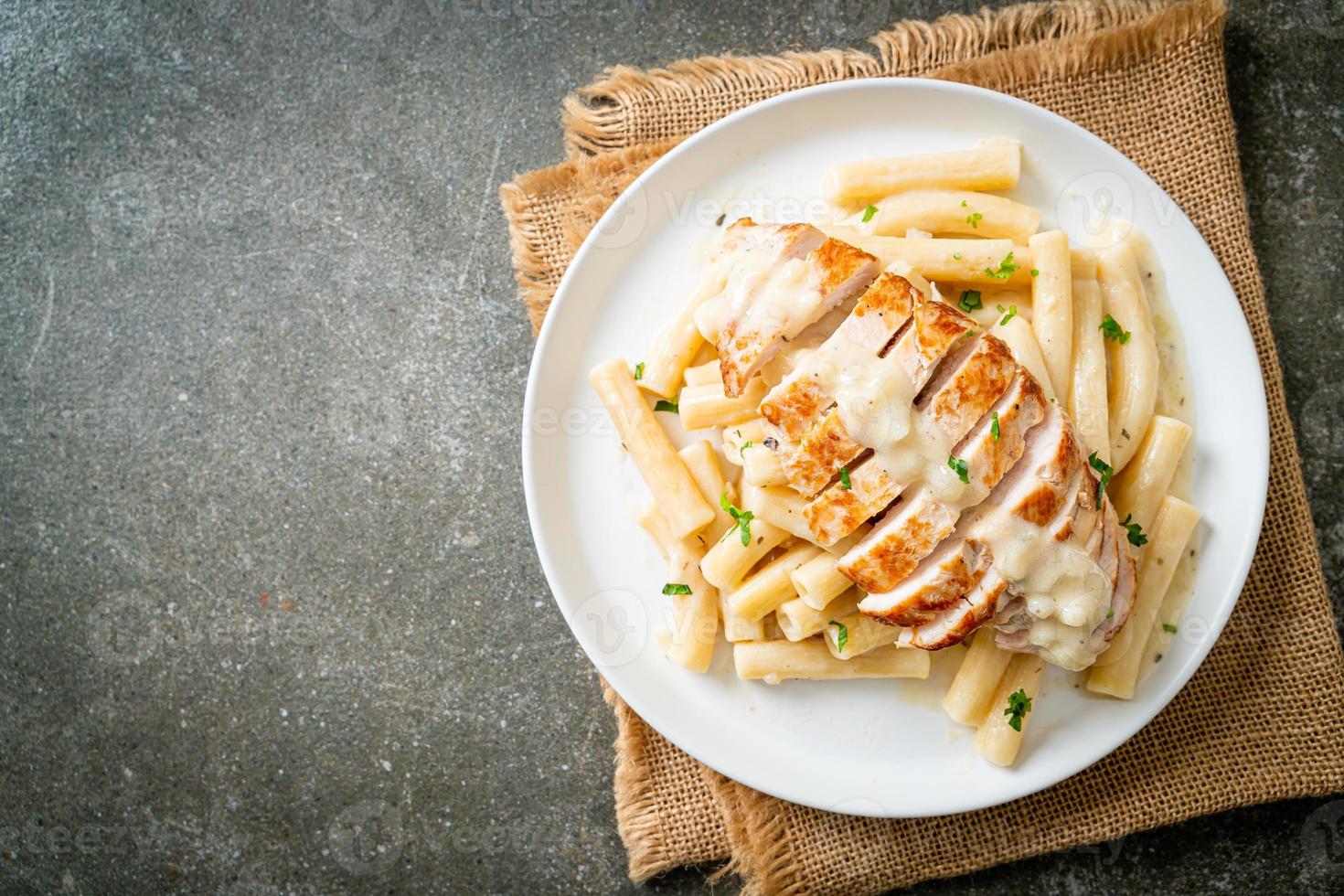 quadrotto penne pasta bianca cremosa con pollo alla griglia foto