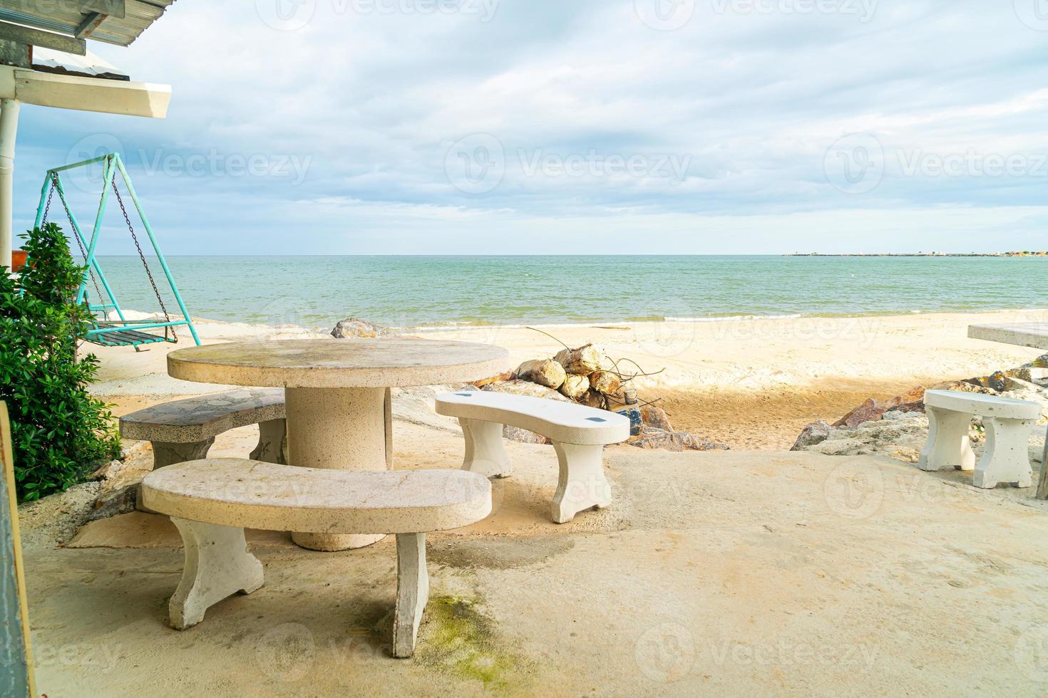 tavolo e sedia da esterno patio sulla spiaggia con sfondo spiaggia mare foto