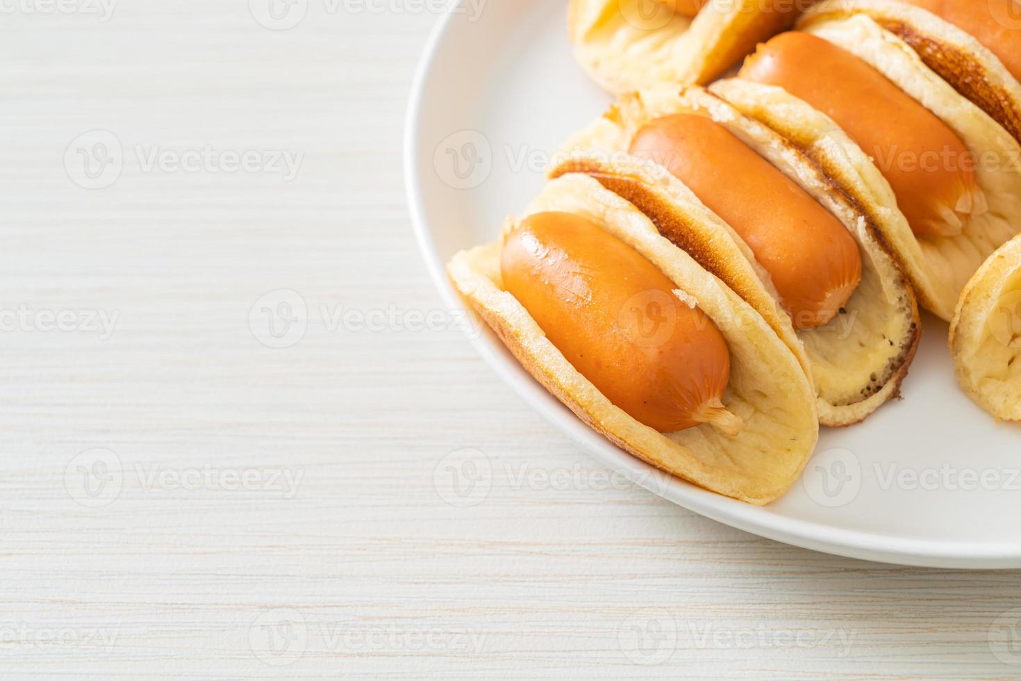 rotolo di pancake piatto con salsiccia foto