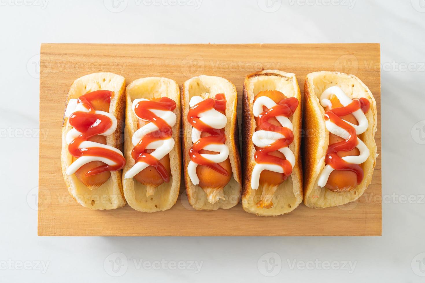 rotolo di pancake piatto con salsiccia foto