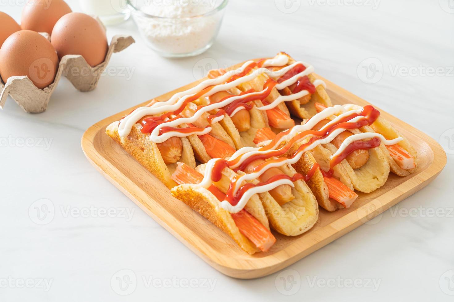 rotolo di pancake piatto con salsiccia e bastoncino di granchio foto