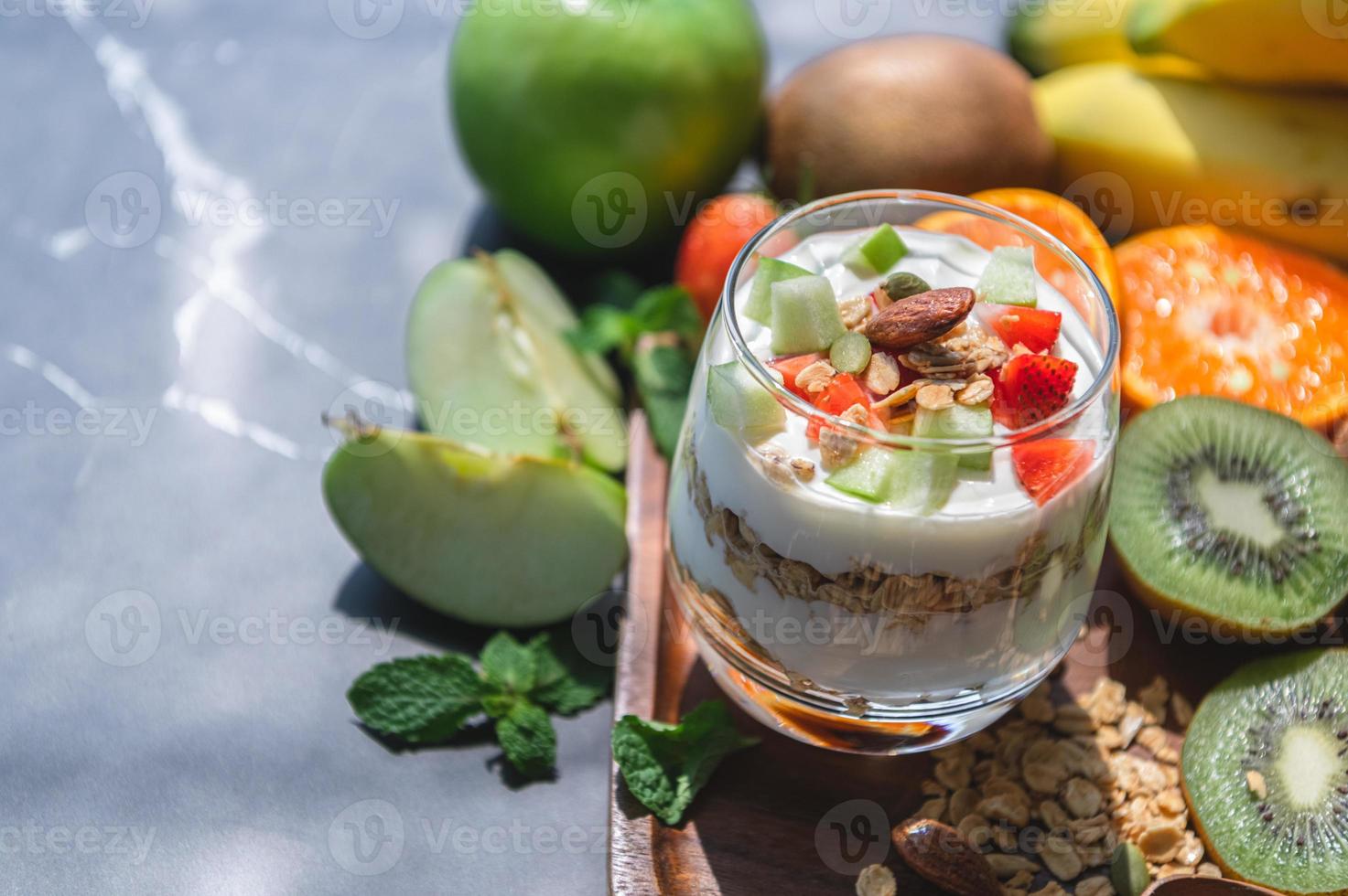 primo piano nutrizione yogurt con molti frutti sul tavolo foto