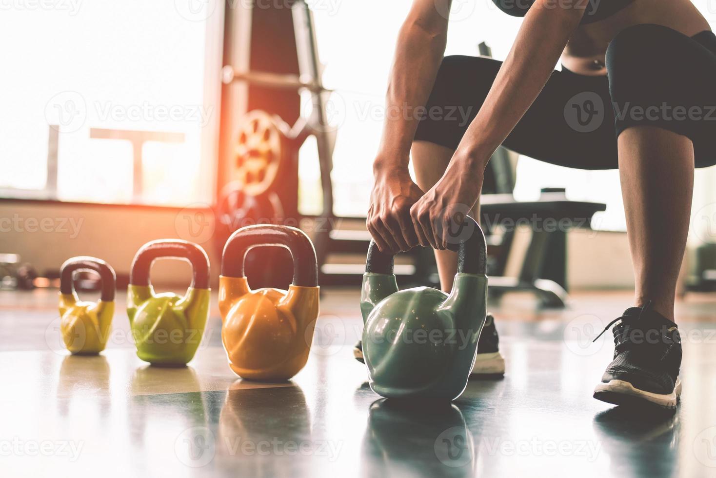 primo piano, di, donna, sollevamento, kettlebell, dumbbells, in, fitness sport club foto