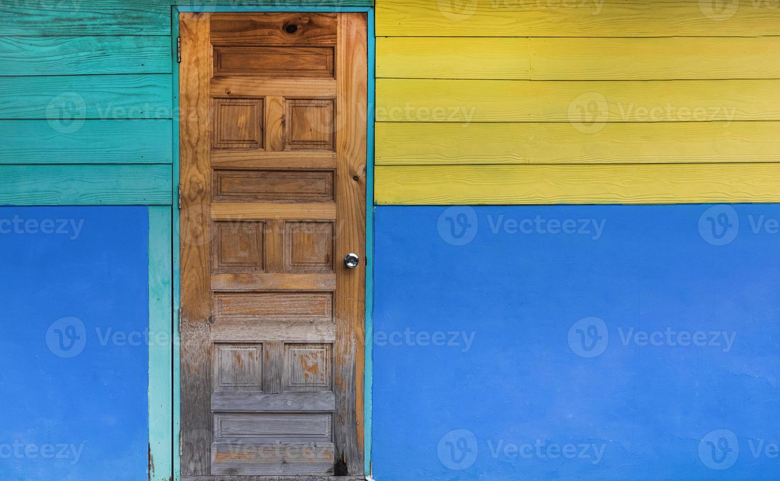 vecchia porta grunge con muro dipinto a colori foto