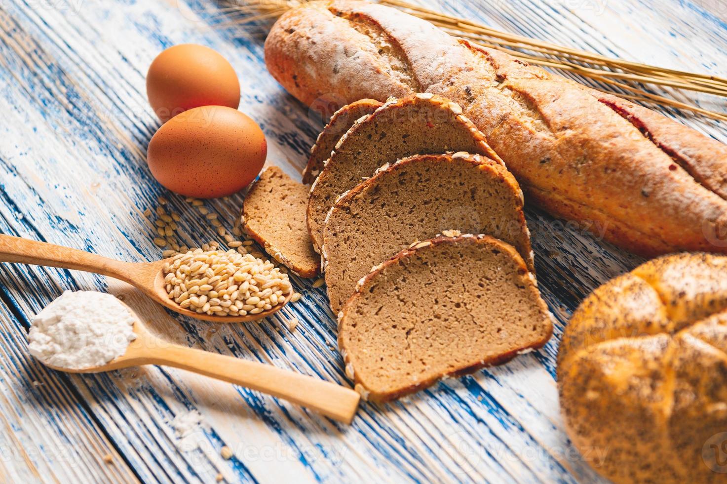 diversi tipi di pane con cereali integrali di nutrizione foto