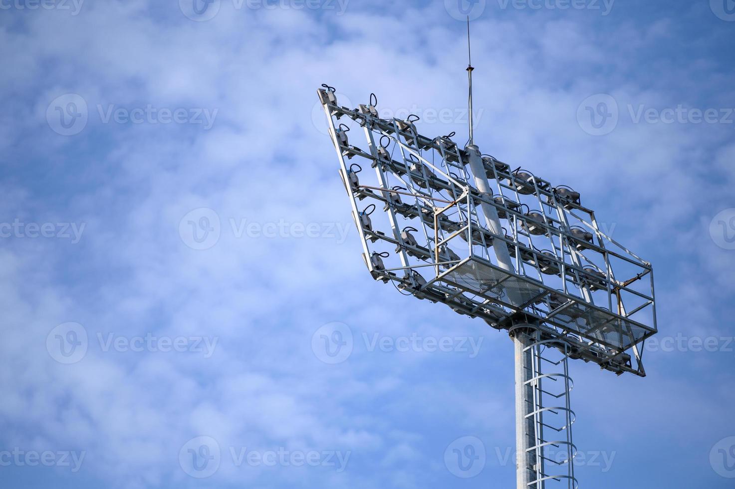 riflettore dello stadio sportivo con sfondo azzurro del cielo foto