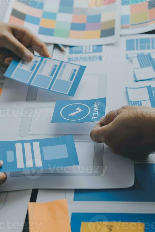 UX grafico progettista creativo schizzo pianificazione applicazione processi sviluppo prototipo wireframe per ragnatela mobile Telefono . utente Esperienza concetto. foto