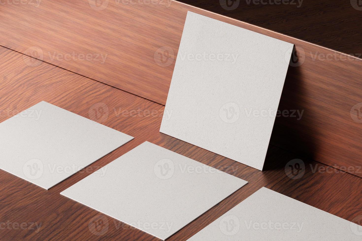 modello di biglietto da visita di carta a forma quadrata bianca su tavolo in legno marrone foto