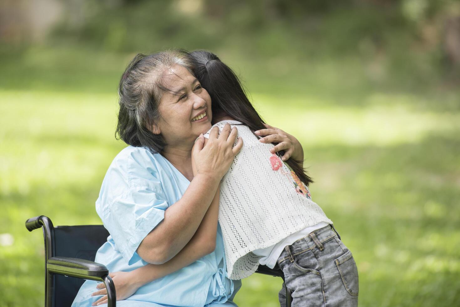 nonna anziana in sedia a rotelle con nipote in ospedale foto