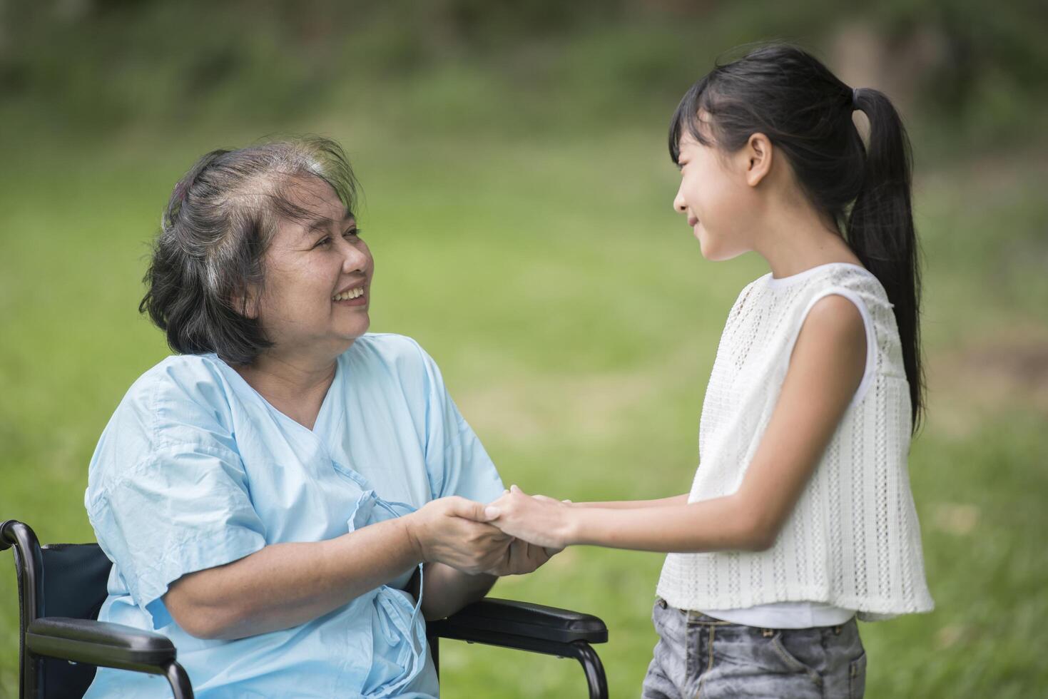 nonna anziana in sedia a rotelle con nipote foto