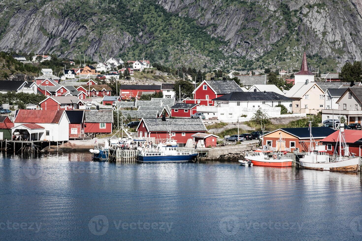 tipico norvegese pesca villaggio con tradizionale rosso rorbu capanne, reina, lofoten isole, Norvegia foto