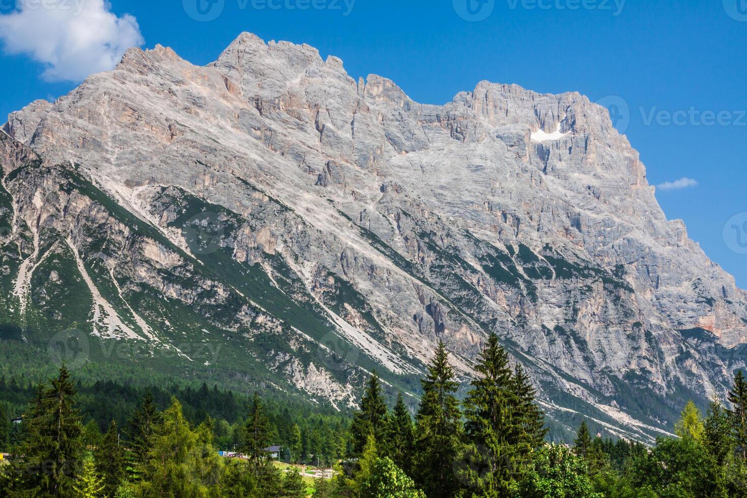 bellissimo dolomite montagne vicino cortina d'Ampezzo ,pomagagnon gruppo, sudtirolo, Italia foto