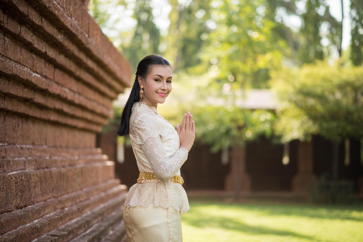 bella donna che indossa il tipico abito tailandese foto