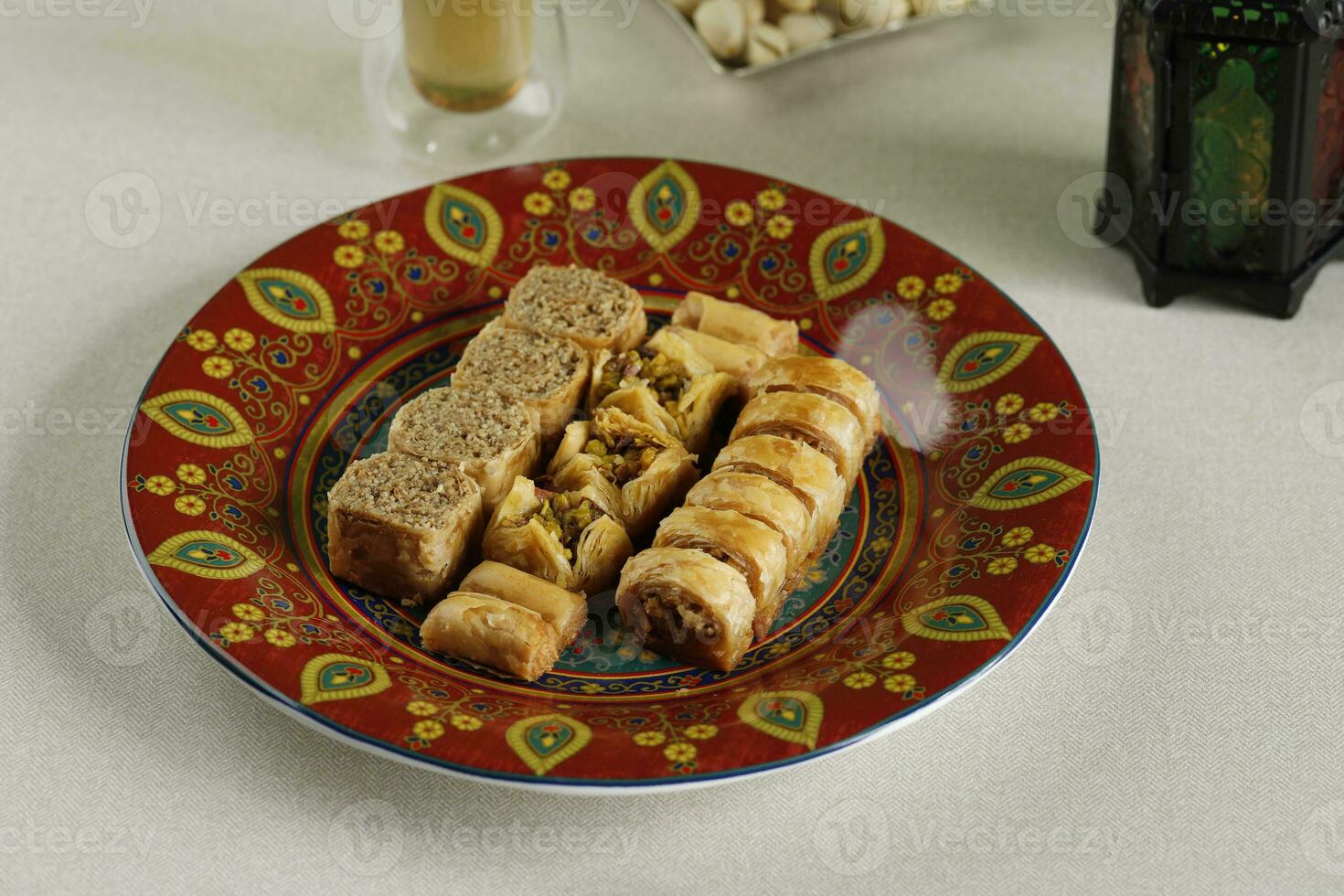 mini arachide baklava su rosso ceramica piatto foto