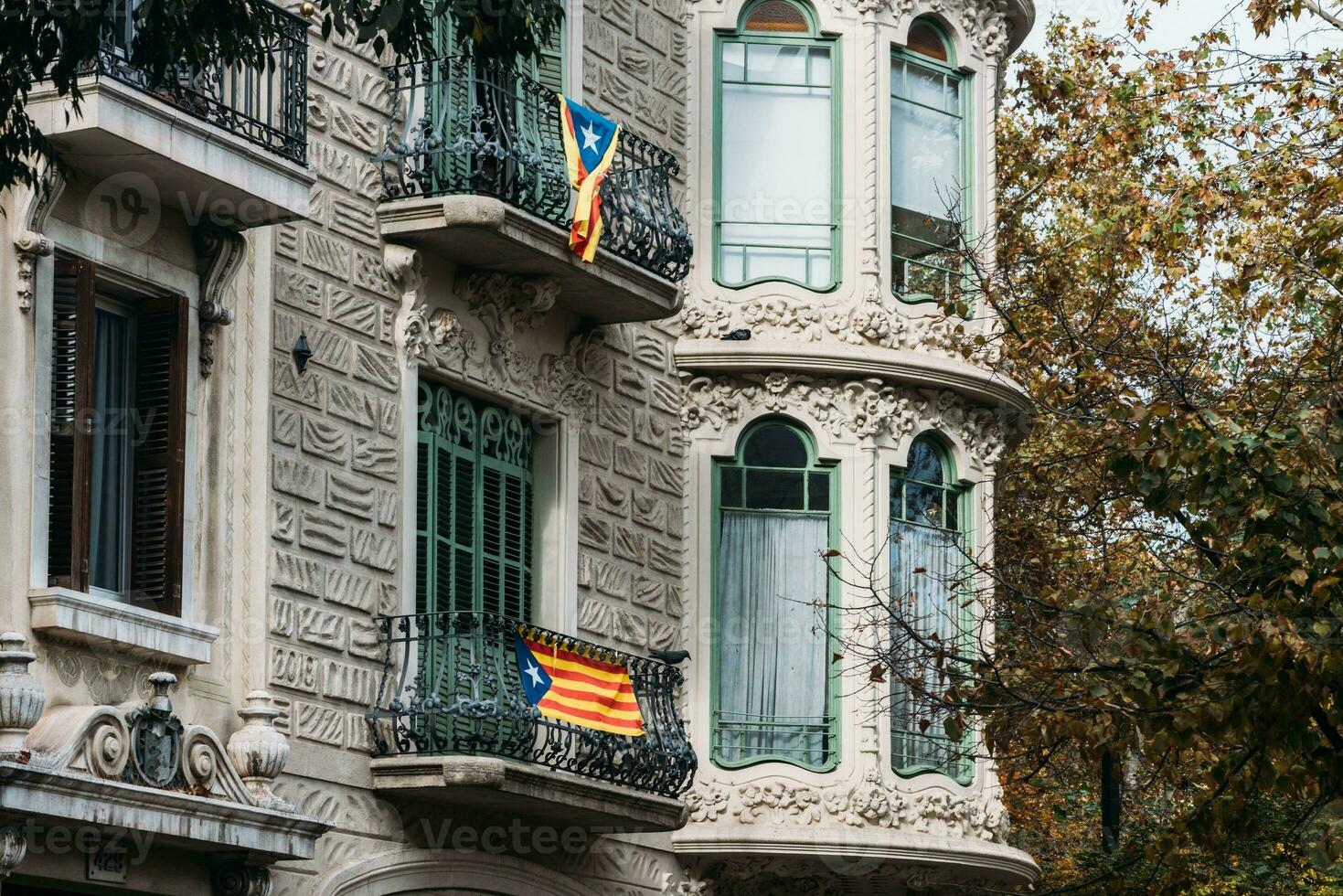 indipendenza bandiere sospeso a partire dal balconi su un' edificio nel Barcellona, catalogna, Spagna foto