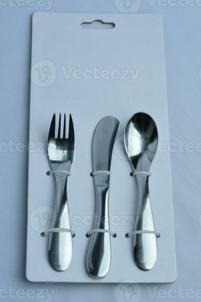 https://static.vecteezy.com/ti/foto-gratuito/p1/34472459-forchette-cucchiai-e-coltelli-mangiare-utensili-siamo-ordinatamente-disposte-nel-un-carta-tavola-pannello-confezione-foto.jpg