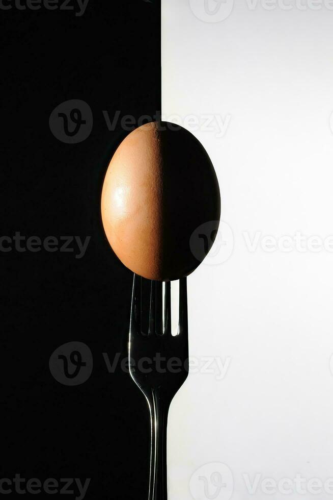 pollo uova su un' forchetta foto