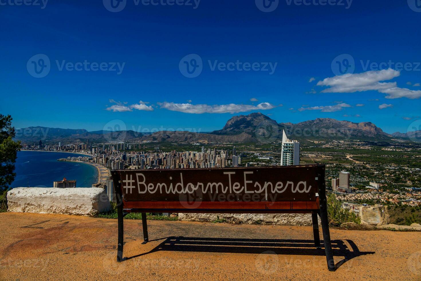 paesaggio su il spagnolo costa vicino il città di benidorm su un' estate giorno foto