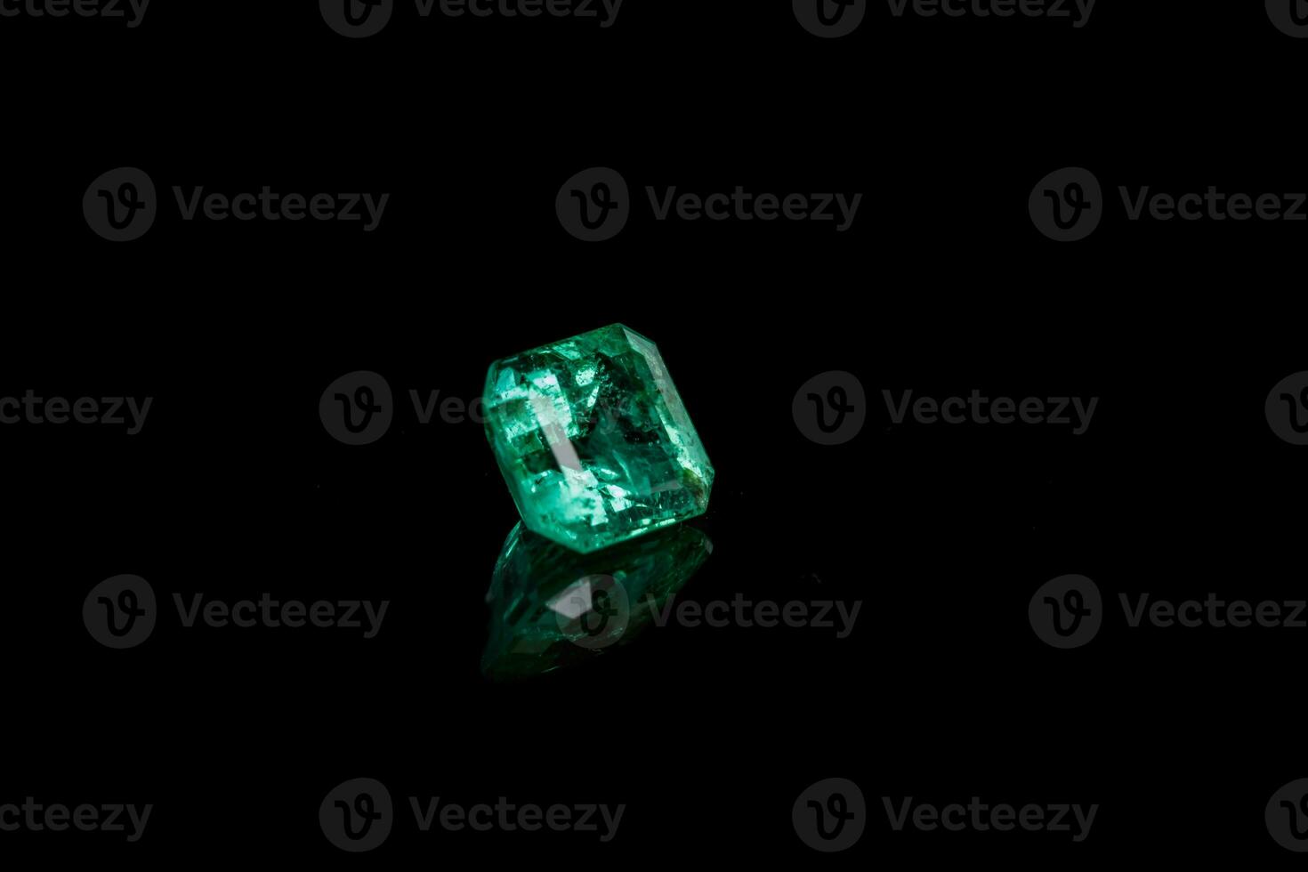macro minerale Smeraldo pietra preziosa sfaccettato su nero sfondo foto