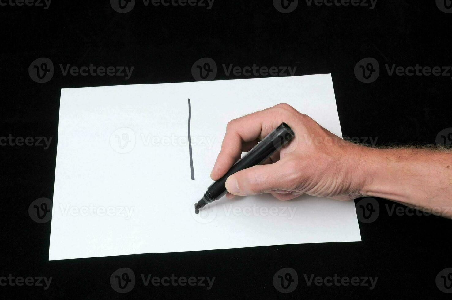 un' persona è disegno un' linea su un' pezzo di carta foto