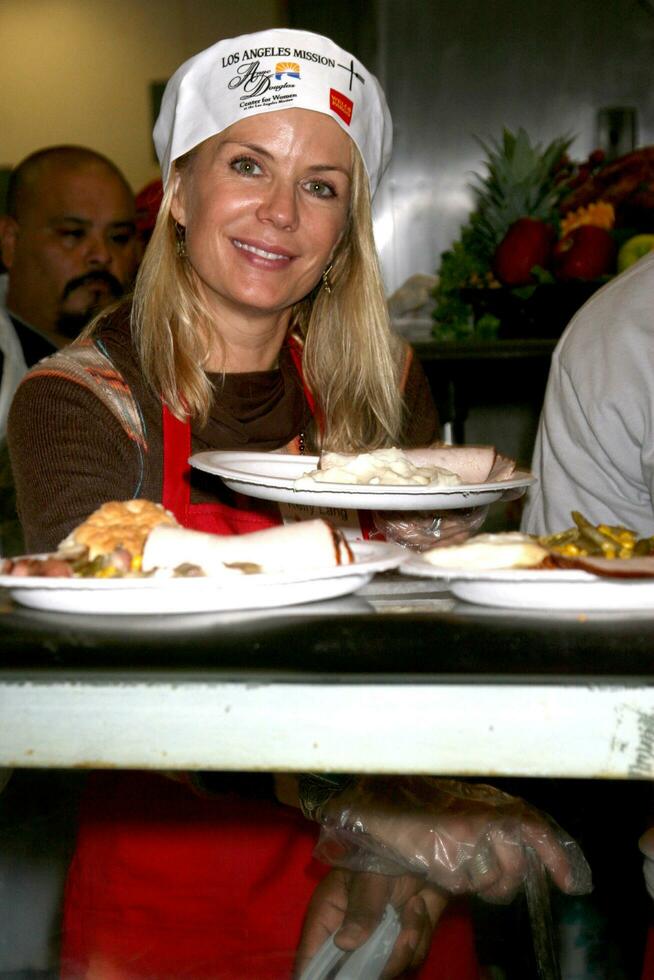 katherine kelly Lang a il la missione ringraziamento alimentazione di il senza casa nel los angeles circa novembre 26 2008 foto