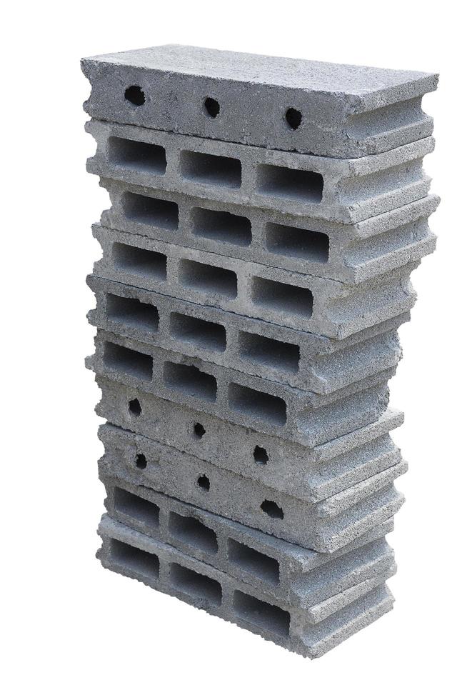 pila di blocchi di mattoni di cemento su sfondo bianco isolato foto