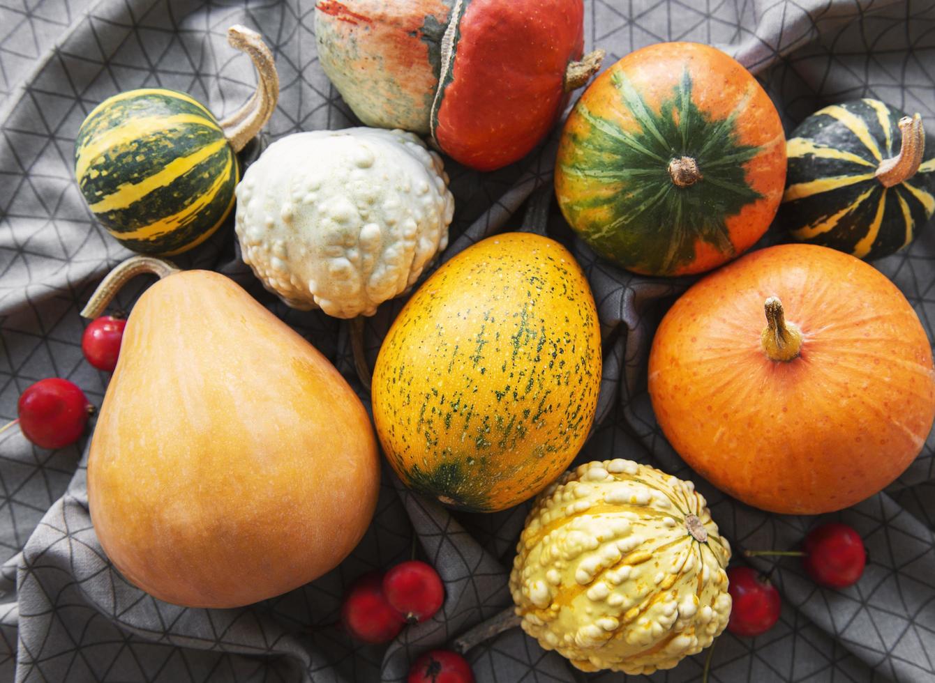 composizione autunnale, accogliente stagione autunnale, zucche e foglie foto