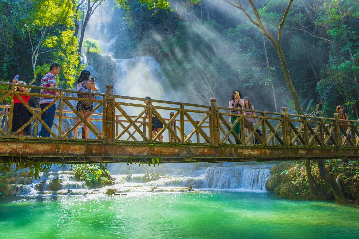 cascata di kuang si a luang prabang, laos foto