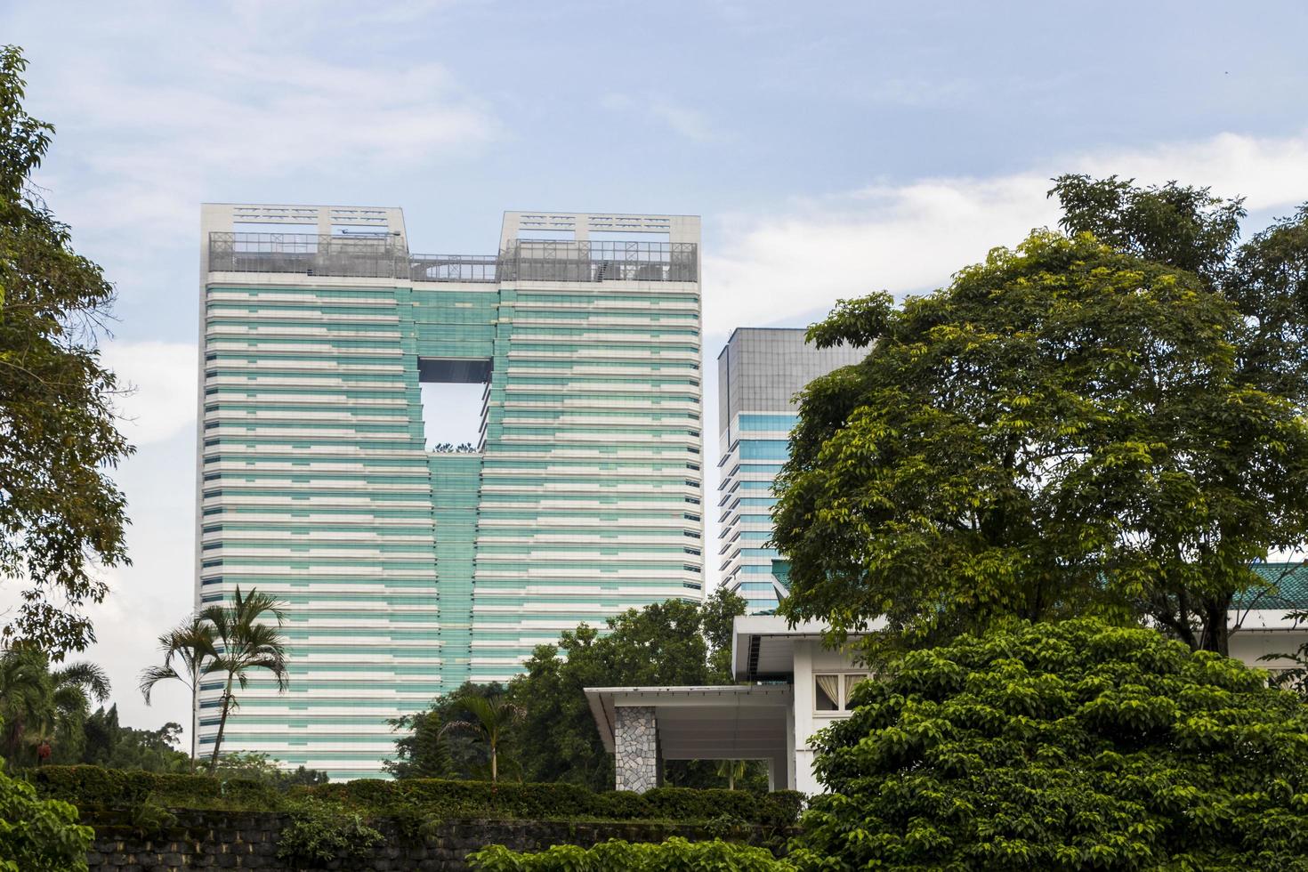 Alto edificio dai giardini botanici di Perdana a Kuala Lumpur, Malesia foto