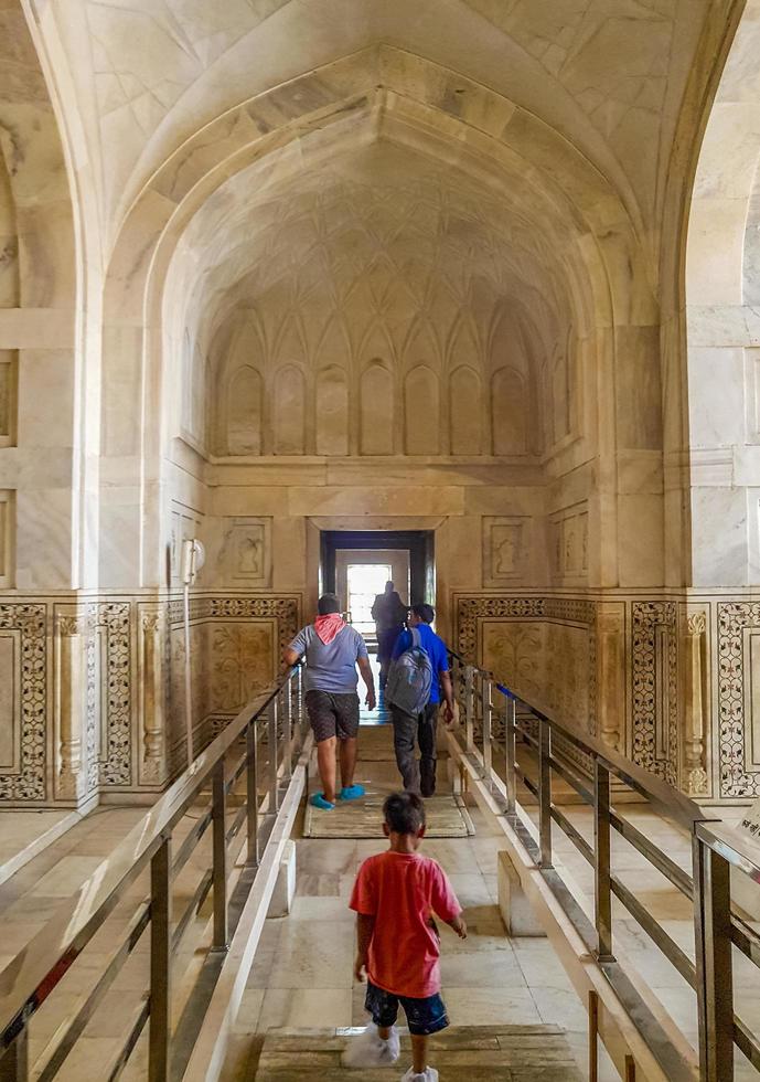 taj mahal agra india architettura all'interno del mausoleo di marmo del magnate. foto