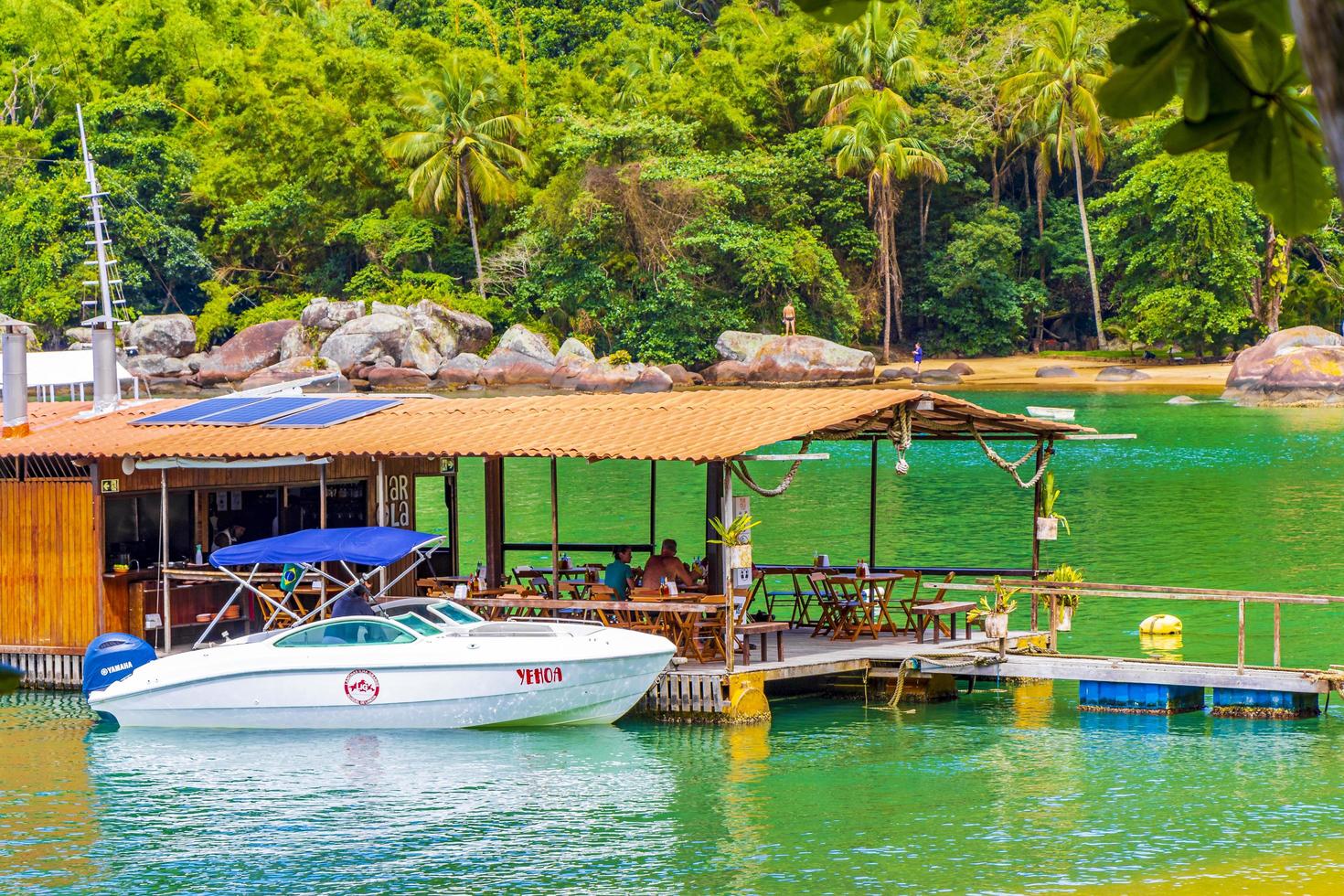 ilha grande brazil 23. novembre 2020, spiaggia di mangrovie e spiaggia di pouso con ristorante per nuotare foto