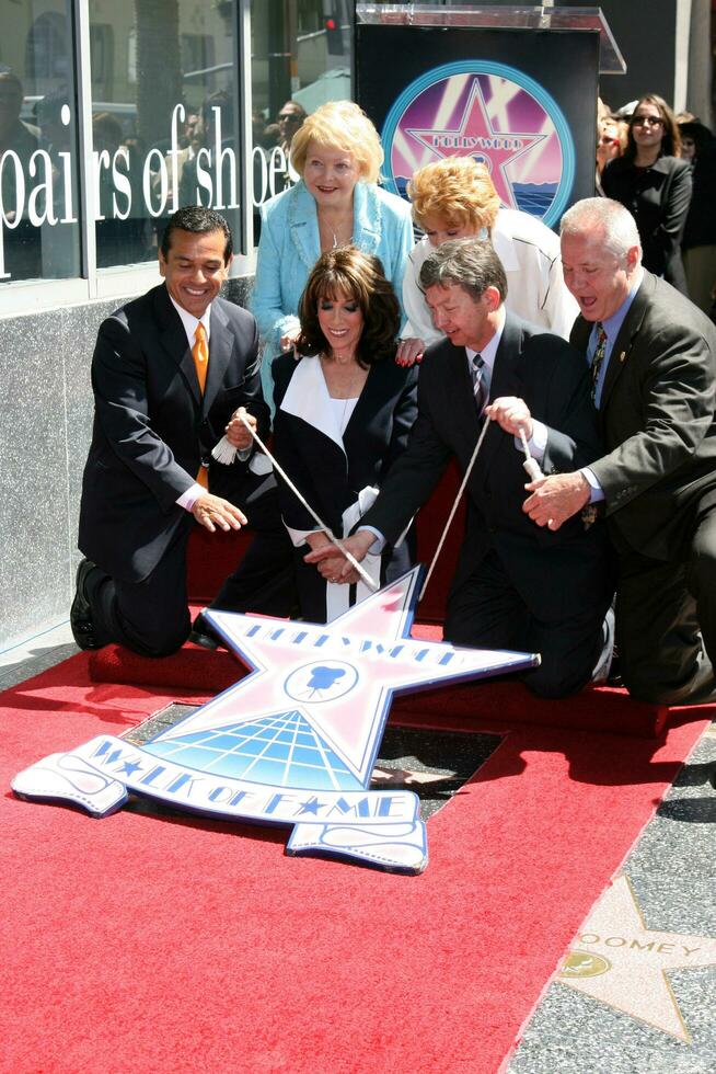 antonio villaraigosa kate linder lerone grubler tom lebonge lee campana e jeanne bottaio kate linder riceve un' stella su il hollywood camminare di fama los angeles circa aprile 10 2008 foto