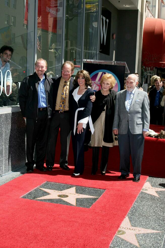 kate linder con sua fratello marito ron e sua genitori kate linder riceve un' stella su il hollywood camminare di fama los angeles circa aprile 10 2008 foto