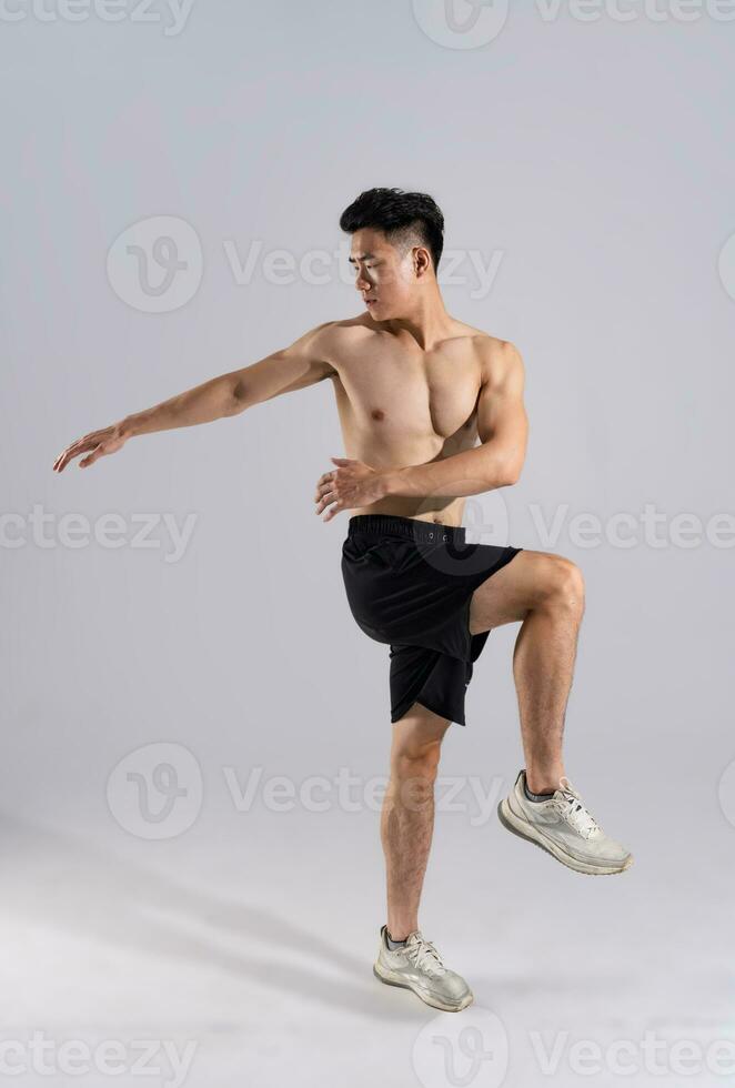 Immagine di asiatico maschio atleta con bene costituzione fisica su bianca sfondo foto