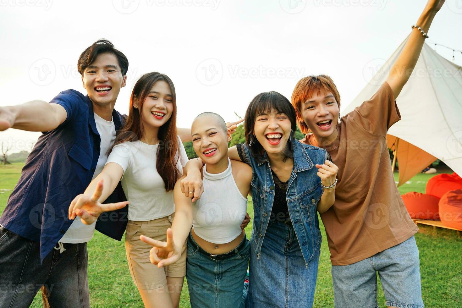 Immagine di un' gruppo di giovane asiatico persone ridendo felicemente insieme foto