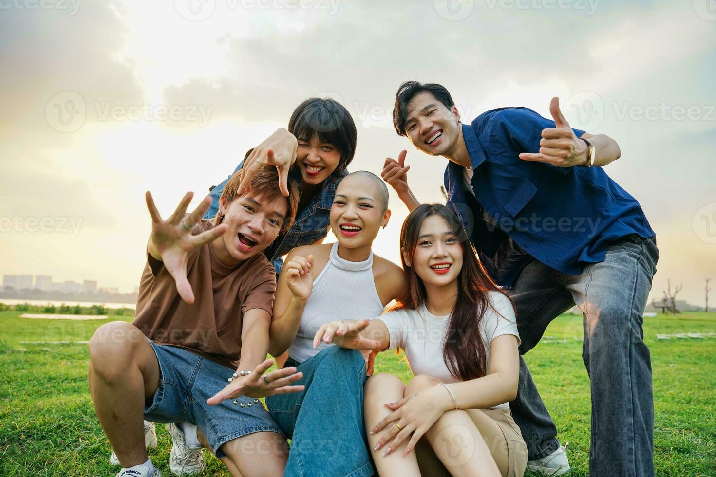 Immagine di un' gruppo di giovane asiatico persone ridendo felicemente insieme foto