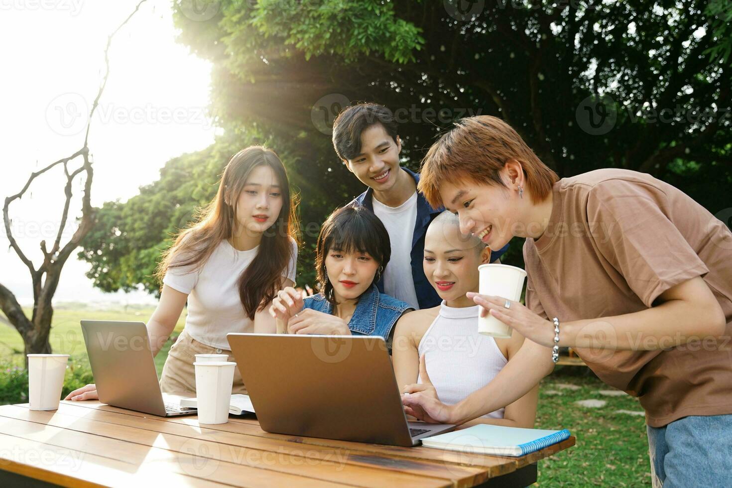 Immagine di un' gruppo di asiatico studenti studiando insieme foto